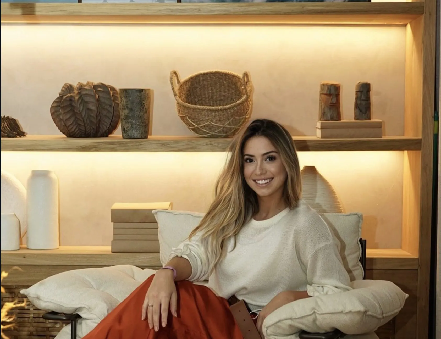 Elizia Rodrigues, arquiteta, em um ambiente residencial que projetou